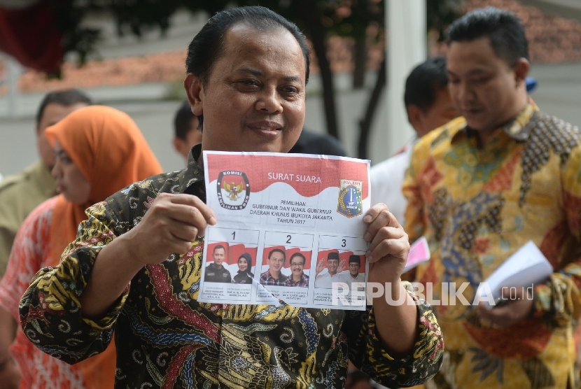  Ketua KUD DKI Jakarta Sumarno menunjukan surat suara yang rusak Pilkada DKI Jakarta di halaman KPUD DKI Jakarta, Selasa (14/2). 