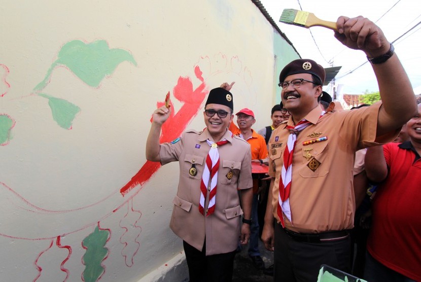 Wakil Gubernur Jawa Timur Saifullah Yusuf (kanan) bersama Bupati Banyuwangi Abdullah Azwar Anas (kiri)