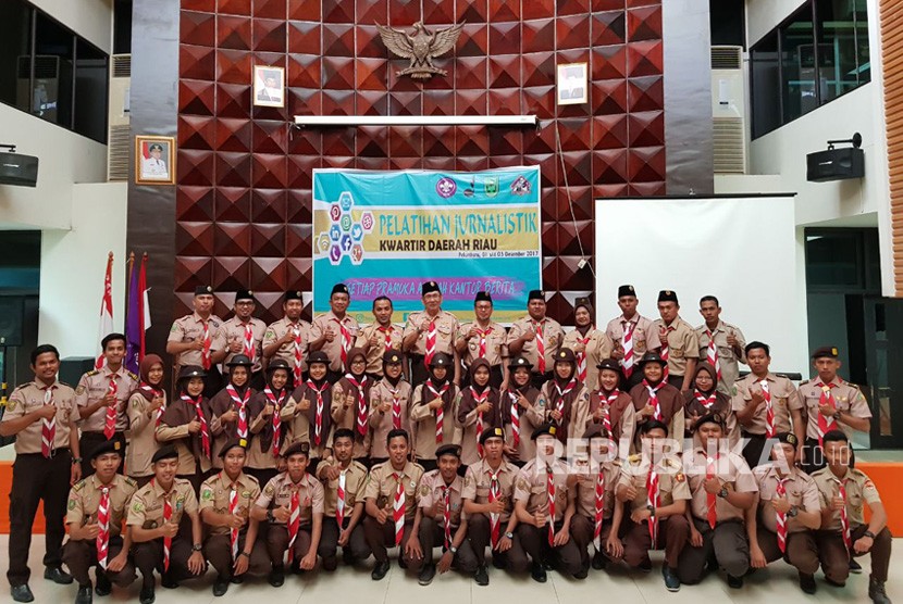 Ketua Kwarda Gerakan Pramuka Riau Azaly Djohan, Andalan Nasional Gerakan Pramuka Hariqo Wibawa Satria dan para peserta foto bersama usai Pembukaan Pelatihan Jurnalistik dan Media Sosial di Gedung Balaipustaka Soeman HS, Pekanbaru, Sabtu (2/12).