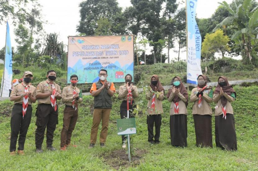 Ketua Kwarda Jabar Atalia Praratya Ridwan Kamil bersama Gubernur Jabar menanam pohon dalam Gerakan Tanam dan Pelihara 50 juta pohon