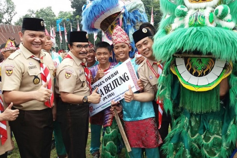 Ketua Kwarnas Gerakan Pramuka Adhyaksa Dault di antara anggota pramuka penggalang yang menggelar karnaval budaya memeringati Hari Sumpah Pemuda, di  Bumi Perkemahan Pramuka, Cibubur, Jakarta Timur, Sabtu (28/10) 