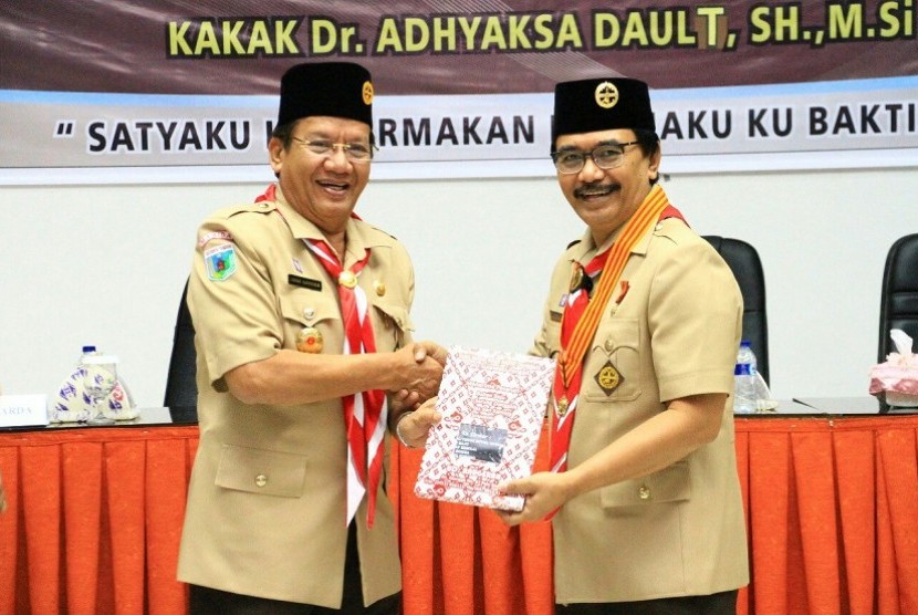 Ketua Kwarnas Gerakan Pramuka Adhyaksa Dault (kanan) usai melantik Gubernur Sulawesi Tengah Longki Djonggala sebagai Ketua Majelis Pembimbing Daerah (Mabida) Gerakan Pramuka Sulawesi Tengah