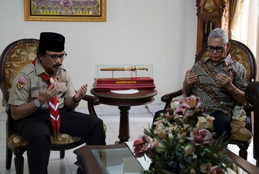 Ketua Kwarnas Gerakan Pramuka, Adhyaksa Dault (kiri berbaju Pramuka) dan Wakil Presiden keenam Indonesia, Try Sutrisno (kanan berbaju batik). 
