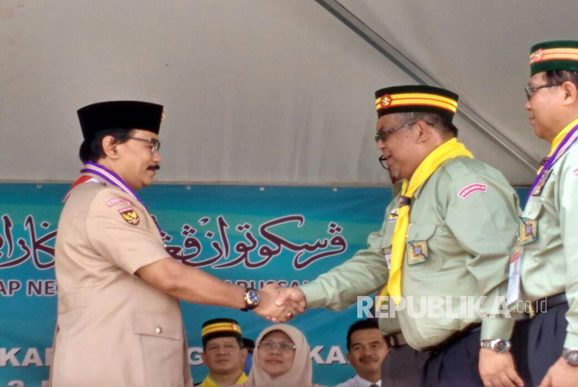 Ketua Kwarnas Gerakan Pramuka, Adhyaksa Dault menerima Penghargaan Bintang Jasa Cemerlang dari Persekutuan Pengakap Negara Brunei Darussalam di Pusat Kegiatan dan Latihan Pengakap Kebangsaan Brunei Darussalam (20/3).