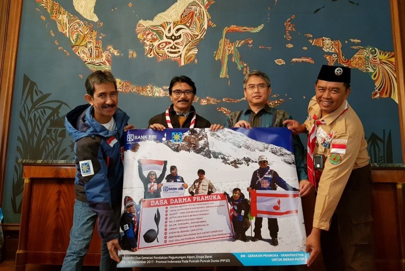 Ketua Kwarnas Gerakan Pramuka, Adhyaksa Dault menunjukan tiga foto bersejarah dengan spanduk Pancasila, Dasa Darma Pramuka, Visit Indonesia dan Bhinneka Tunggal Ika di Pegunungan Alpen, Eropa Barat.