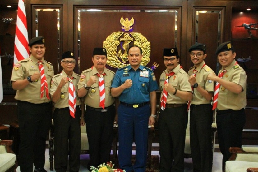 Ketua Kwarnas Gerakan Pramuka Adhyaksa Dault saat bertemu dengan Kepala Staf TNI Angkatan Laut Laksamana TNI Ade Supandi 
