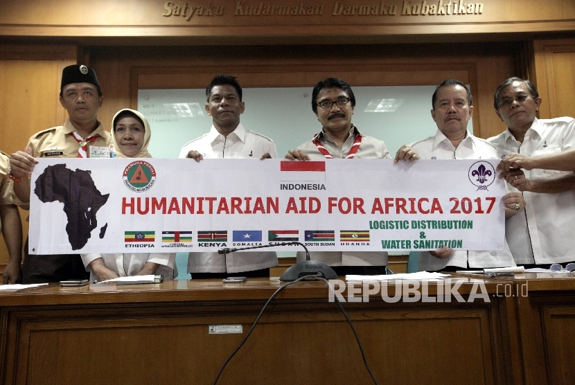 Ketua Kwarnas Gerakan Pramuka Adhyaksa Dault (tengah), bersama jajaran pengurus berfoto bersama disela memberikan keterangan pers di Kantor Kwarnas Gerakan Pramuka, Jakarta, Rabu (29/3). 