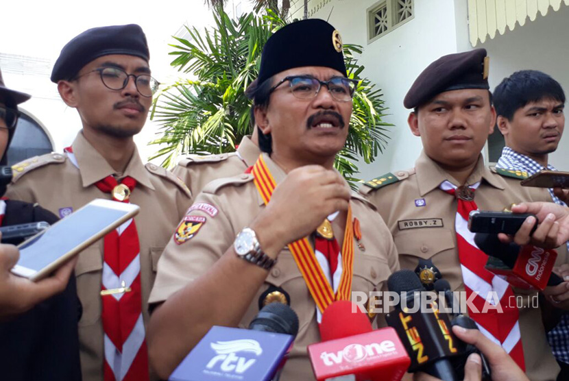 Ketua Kwarnas Pramuka Adhyaksa Dault memberikan keterangan pers usai bertemu Presiden Joko Widodo, Kamis (10/8)