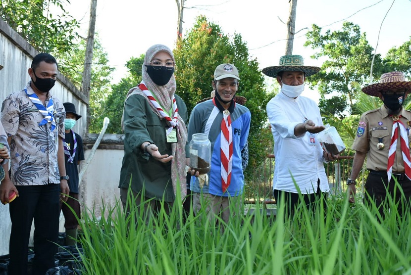 Ketua Kwartir Daerah Gerakan Pramuka Provinsi Kepulauan Bangka Belitung (Kakwarda Babel) Melati Erzaldi, menanam bibit tanaman organik di Halaman Kantor Sekretariat Kwarda Babel, Jumat (10/7) kemarin.