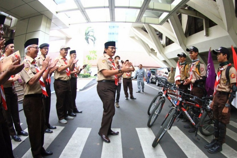 Ketua Kwartir Nasional Gerakan Pramuka Adhyaksa Dault meyambut tiga anggota Pramuka yang mengayuh sepeda dari Palembang ke Jakarta