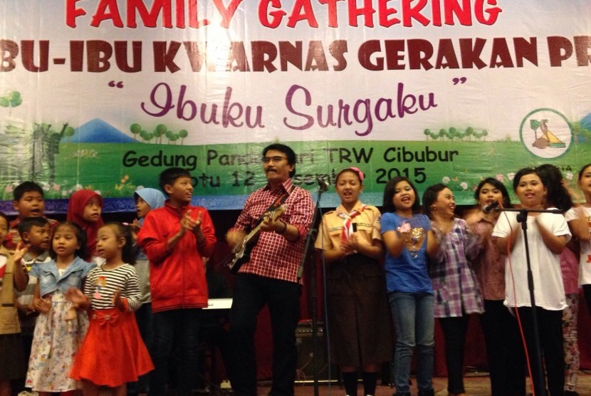 Ketua Kwartir Nasional Pramuka Adhyaksa Dault menghibur anak-anak yang hadir pada peringatan Hari Ibu di Jakarta