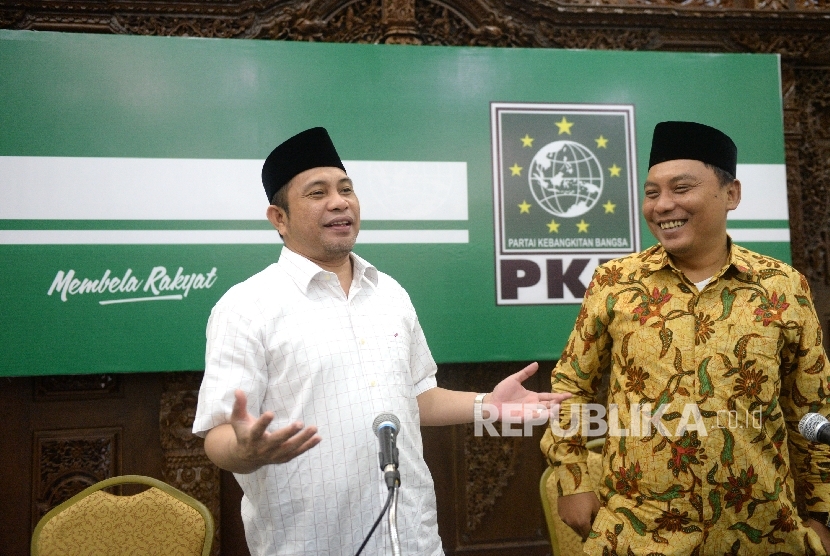 Ketua Lajnah Pemenangan Pemilu (LPP) Partai Kebangkitan Bangsa (PKB) Marwan Jafar (kiri) bersama Sekretaris LPP Sulthonul Huda memberikan paparan di Kantor DPP PKB, Jakarta, Selasa (13/6).