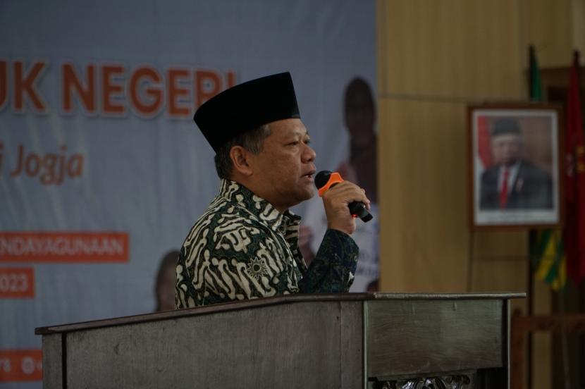 Ketua Lazismu PWM DIY, Jefree Fahana dalam penyaluran bantuan untuk pemberdayaan masyarakat DIY di Aula SMA Muhammadiyah 2 Yogyakarta, Sabtu (16/9/2023).