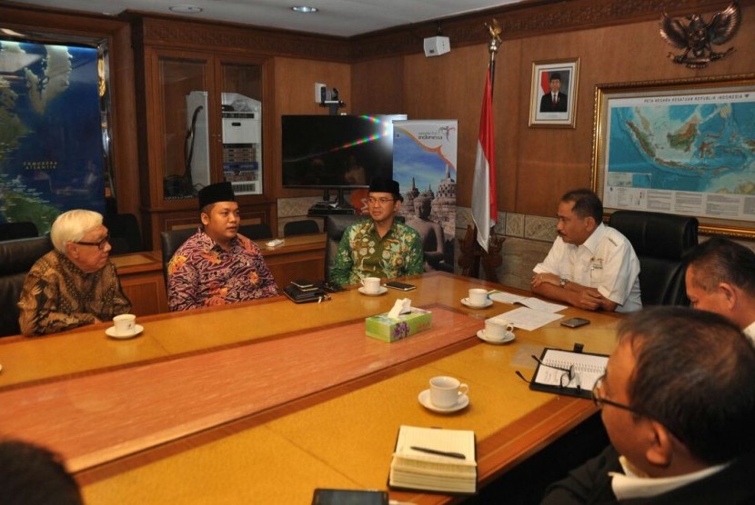  Ketua LDNU, Maman Imanulhaq, Pelukis Senior Sidiq M Martowidjojo, Founder NU Gallery Nabil Haroen, menemui Menteri Pariwisata RI (Kemenpar), Arief Yahya di Kantor Kemenpar, Jalan Merdeka Barat, Jakarta, Senin (3/10). 