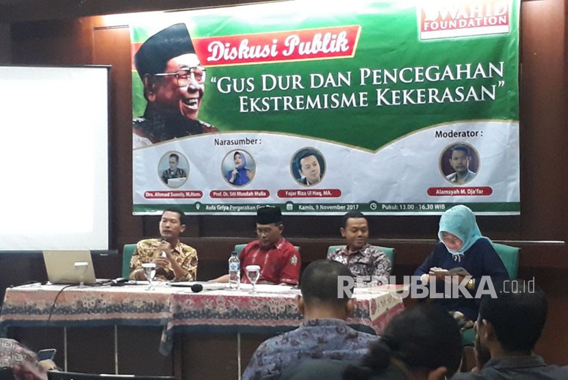 Ketua Lembaga Kajian Agama dan Jender (LKAJ), Musdah Mulia, Peneliti Senior Wahid Foundation, Ahmad Suaedy (baju merah), dan Direktur Eksekutif Maarif Institute, Fajar Riza Ul Haq saat menjadi pembicara diskusi publik Gus Dur dan Pencegahan Ekstremisme Kekerasan di Kantor Wahid Foundation, Menteng, Jakarta Pusat, Kamis (9/11). 