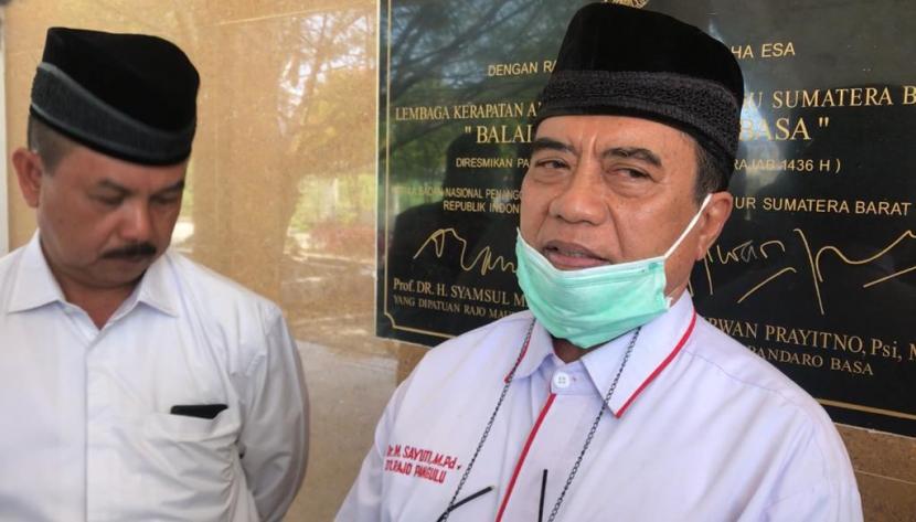 Ketua Lembaga Kerapatan Adat Alam Minangkabau (LKAAM) Sumatra Barat, Sayuti Datuak Rajo Panghulu (Kanan)
