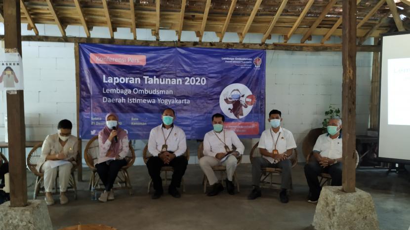 Ketua Lembaga Ombusdman DIY, Suryawan Raharjo (tiga kiri), saat press conference terkait Laporan Tahunan 2020 LO DIY di Bale Kanoman, Bantul, Selasa (29/12).