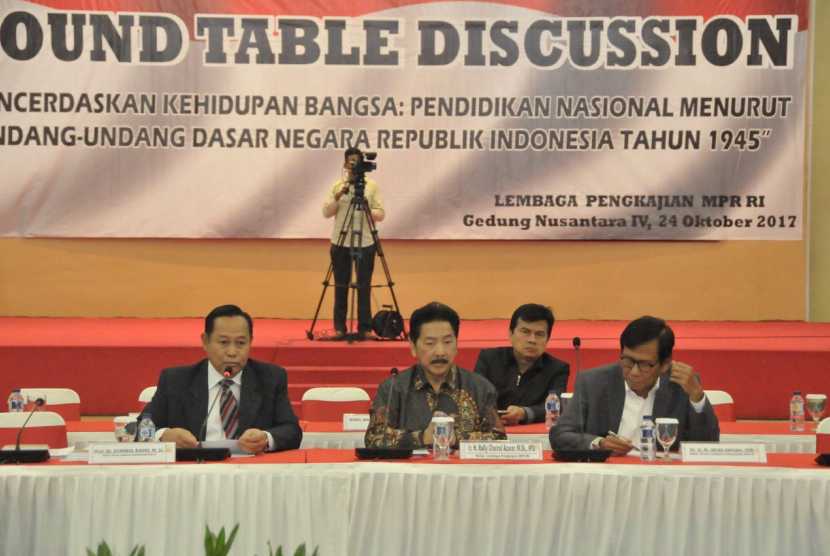 Ketua Lembaga Pengkajian Majelis Permusyawaratan Rakyat Republik Indonesia (MPR RI) Rully Chairul Azwar dalam forum Round Table Discussion Lembaga Pengkajian MPR RI 2017.