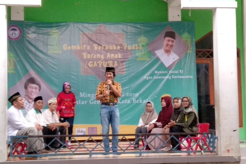 Seto Mulyadi sedang memotivasi siswa SD Dinamika Indonesia di Kelurahan Ciketing Udik, Bantargebang, Kota Bekasi. Kebanyakan siswa disana adalah anak dari pemulung yang bekerja di TPST Bantargebang.
