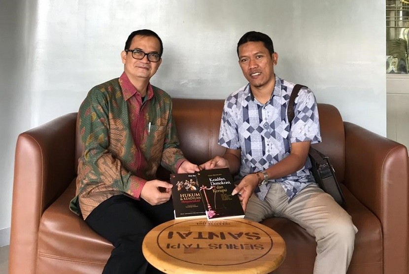 Ketua Liga Tembakau Indonesia (LTI) Zulvan Kurniawan (kanan).