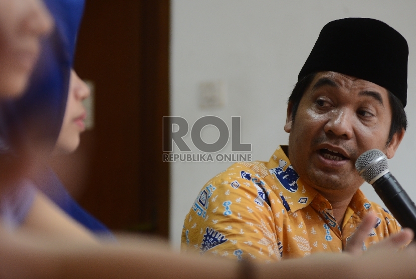  Ketua Lingkar Madani (LIMA) Ray RAngkuti (kanan) memberikan pemaparan terkait polemik penyelenggaraan Pilkada serentak saat menggelar diskusi bersama media di Kantor ICW, Jakarta, Jumat (13/11).