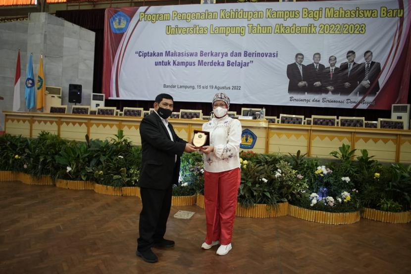  Ketua LPKK Unkris Susetya Herawati menerima cinderamata dari Wakil Rektor III Universitas Lampung Prof Yulianto (kiri).