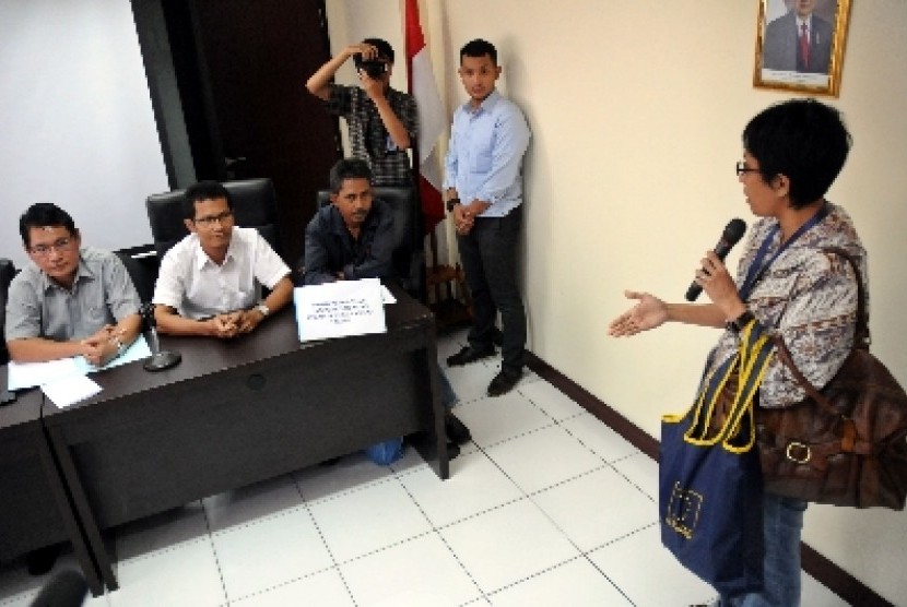 Ketua LPSK Abdul Haris Semendawai (kiri) dan Koordinator Divisi Monitoring Pelayanan Publik ICW Febri Hendri (kedua kiri) saat menggelar konfrensi pers di kantor LPSK, Jakarta, Senin (23/4).