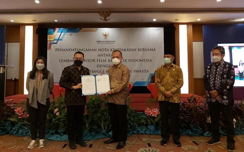 Ketua LSF Rommy Fibri Hardiyanto (kedua kiri) bersama Rektor UIN Bandung Prof Mahmud memperlihatkan nota kesepahaman disaksikan Menko PMK Prof Muhadjir Effendy (kedua kanan) di Grand Sahid Hotel, Jakarta, Rabu (31/3).