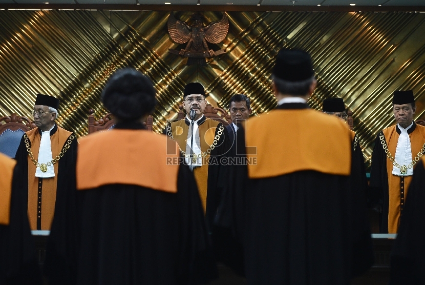 Ketua Mahkamah Agung, Hatta Ali (tengah) melantik Enam Hakim Mahkamah Agung baru di Gedung Kesekretariatan Mahkamah Agung, Jakarta, Rabu (5/8).  (Republika/Raisan Al Farisi)