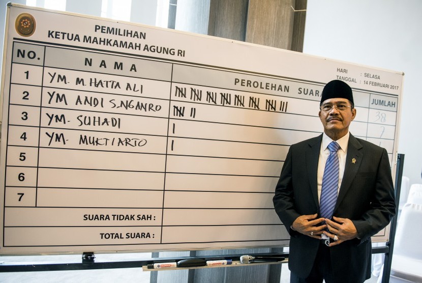 Ketua Mahkamah Agung M Hatta Ali berfoto di samping papan tulis penghitungan suara seusai sidang pemilihan Ketua Mahkamah Agung di gedung MA, Jakarta, Selasa (14/2). 