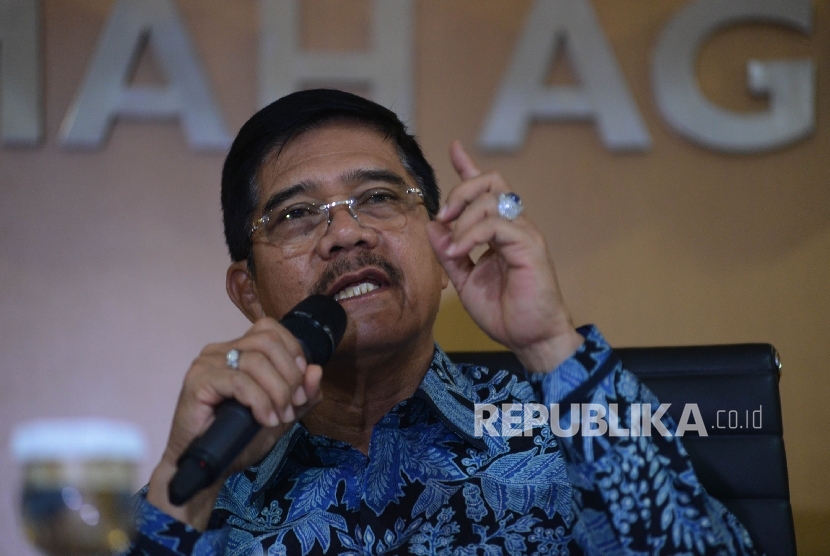 Ketua Mahkamah Agung (MA) Hatta Ali memberikan pemaparan terkait kinerja MA Tahun 2016 saat menggelar konferensi pers di Media Center MA, Jakarta, Rabu (28/12).
