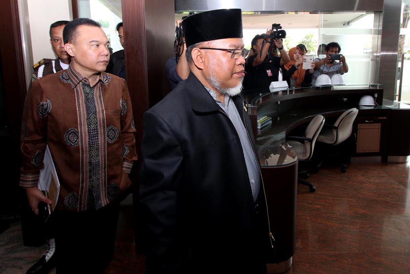 Ketua Mahkamah Kehormatan Dewan (MKD) Surahman Hidayat (kanan) bersama Wakil Ketua Mahkamah Kehormatan Dewan (MKD) Sufmi Dasco Ahmad (kiri) mendatangi Kejaksaan Agung, Jakarta, Kamis (10/12).