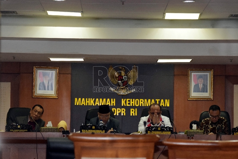 Ketua Mahkamah Kehormatan Dewan (MKD) Surahman Hidayat (kedua kiri), bersama Wakil Ketu MKD Junimart Girsang (kedua kanan), Sufmi Dasco Ahmad(kanan), Kahar Muzakir (kiri)memimpin sidang putusan terkait pelanggaran etik Ketua DPR Setya Novanto di Kompleks P