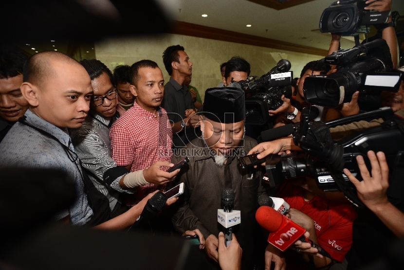  Ketua Mahkamah Kehormatan Dewan (MKD) Surahman Hidayat memberikan keterangan pada wartawan saat akan menunaikan ibadah Shalat Dzuhur pada rapat tertutup terkait laporan Menteri ESDM Sudirman Said di Komplek Parlemen Senayan, Jakarta, Senin (23/11).