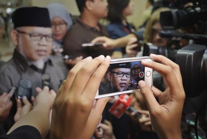 Ketua Mahkamah Kehormatan Dewan (MKD) Surahman Hidayat (tengah) menjawab pertanyaan wartawan seputar kasus dugaan penganiayaan oleh anggota DPR Masinton Pasaribu, Jakarta, Selasa (16/2).