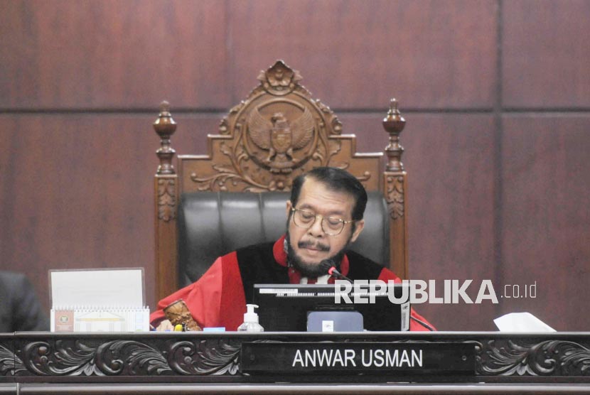 Ketua Mahkamah Konstitusi Anwar Usman  (tengah) mengetuk palu saat memimpin sidang putusan terkait gugatan sistem pemilu di Mahkamah Konstitusi, Jakarta, Kamis (15/6/2023). Mahkamah Konstitusi menolak permohonan uji materi UU Pemilu. Sehingga Pemilu 2024 tetap diselenggarakan menggunakan sistem proporsional terbuka.