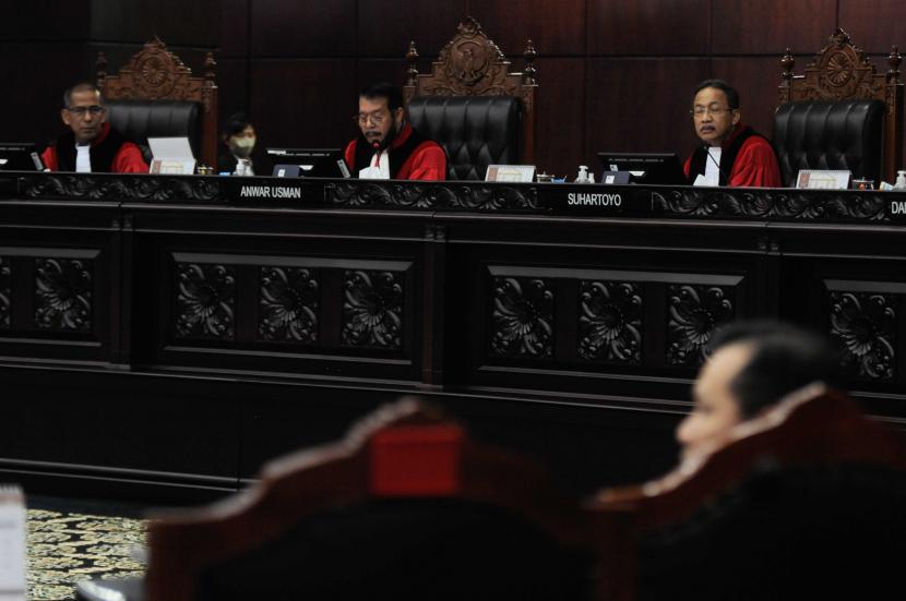 Ketua Mahkamah Konstitusi Anwar Usman (tengah) saat memimpin sidang putusan terkait gugatan sistem pemilu di Mahkamah Konstitusi, Jakarta, Kamis (15/6/2023).