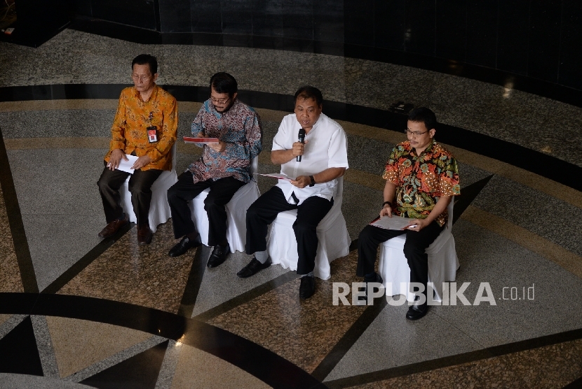 Ketua Mahkamah Konstitusi Arief Hidayat (kedua kanan) didampingi Panitera MK Kasianur Sidauruk, Wakil Ketua MK Anwar Usman, M Guntur Hamzah (dari kiri) menjawab pertanyaan wartawan saat konferensi pers mengenai penetapan tersangka kepada hakim konstitusi P