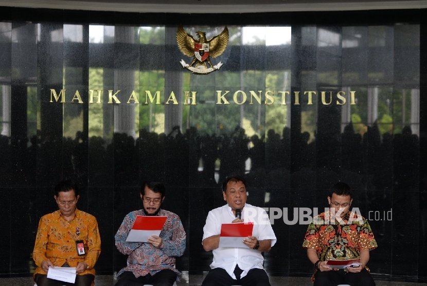 Ketua Mahkamah Konstitusi Arief Hidayat (kedua kanan) didampingi Panitera MK Kasianur Sidauruk, Wakil Ketua MK Anwar Usman, M Guntur Hamzah (dari kiri) menjawab pertanyaan wartawan saat konferensi pers mengenai penetapan tersangka kepada hakim konstitusi P