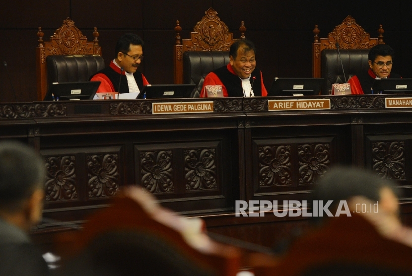 Ketua Mahkamah Konstitusi Arief Hidayat (tengah) memimpin sidang perkara Perselisihan Hasil Pemilihan (PHP) Kepala Daerah dengan agenda mendengarkan jawaban termohon (KPU), pihak terkait dari Halmahera Barat dan Utara di Gedung Mahkamah Konstitusi, Jakarta