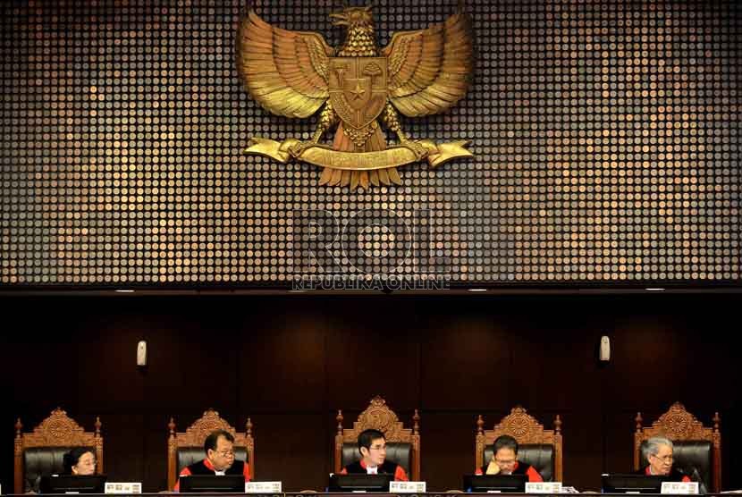 Ketua Mahkamah Konstitusi Hamdan Zoelva (tengah) memimpin jalanya sidang gugatan Pilpres perselisihan hasil pemilihan umum presiden dan wakil presiden di Mahkamah Konstitusi, Jakarta, Senin (11/8). (Republika/Agung Supriyanto)