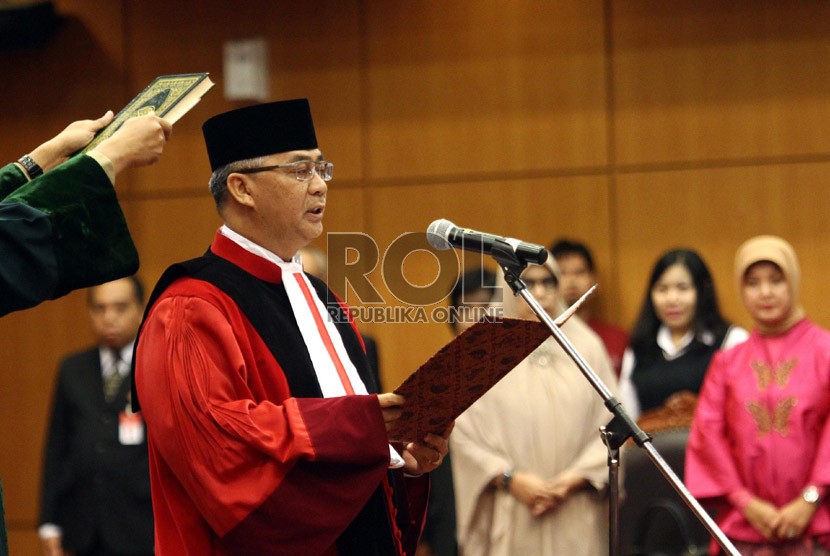   Ketua Mahkamah Konstitusi M. Akil Mochtar mengucapkan sumpah jabatan di hadapan sidang pleno khusus di Gedung Mahkamah Konstitusi, Jakarta, Selasa (20/8).  (Republika/Adhi Wicaksono)