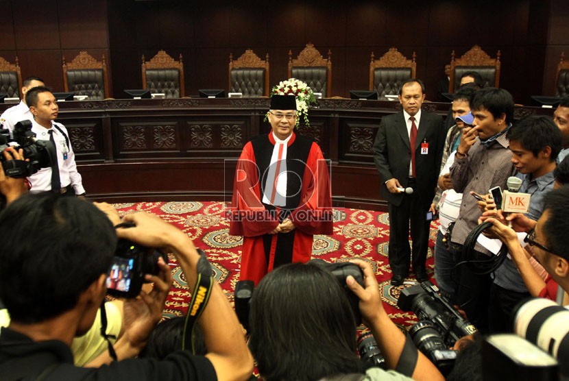  Ketua Mahkamah Konstitusi M. Akil Mochtar usai sidang pleno khusus pengucapan sumpah jabatan Ketua Mahkamah Konstitusi di Gedung Mahkamah Konstitusi, Jakarta, Selasa (20/8). (Republika/Adhi Wicaksono)