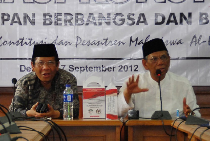 Ketua Mahkamah Konstitusi, Mahfud MD (kiri) bersama pimpinan Pondok Pesantren Al Hikam, KH Hasyim Muzadi saat menjadi pembicara dalam diskusi Orientasi Konstitusi Dalam Kehidupan Berbangsa dan Bernegara di Pondok Pesantren Al-Hikam, Depok, Jumat (7/9).