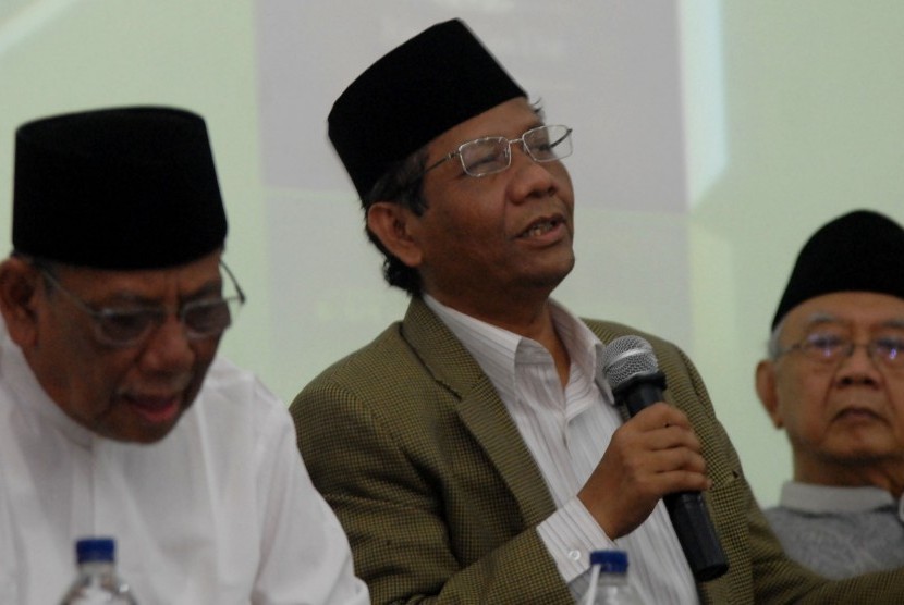  Ketua Mahkamah Konstitusi Mahfud MD (tengah), KH Hasyim Muzadi (kiri) dan KH Salahuddin Wahid (kanan) saat memperingati seribu hari wafatnya Gus Dur.