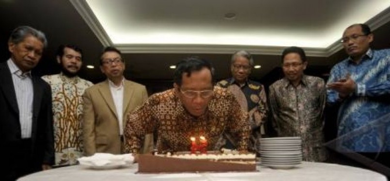 Ketua Mahkamah Konstitusi, Mahfud MD (tengah) meniup lilin saat perayaan ulang tahun di MK, Jakarta, Jumat (13/5).