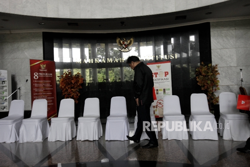   Ketua Mahkamah Konstitusi (MK) Arief Hidayat bersiap memberikan keterangan pers terkait Kasus yang melibatkan salah satu hakim Konstitusi inisial PA di Gedung MK, Jakarta, Kamis (26/1). 