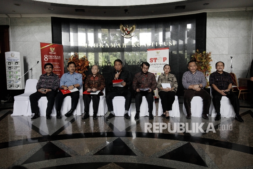 Ketua Mahkamah Konstitusi (MK) Arief Hidayat (keempat kiri) bersama jajaran Hakim Konstitusi memberikan keterangan pers terkait Kasus yang melibatkan salah satu hakim Konstitusi inisial PA di Gedung MK, Jakarta, Kamis (26/1). 
