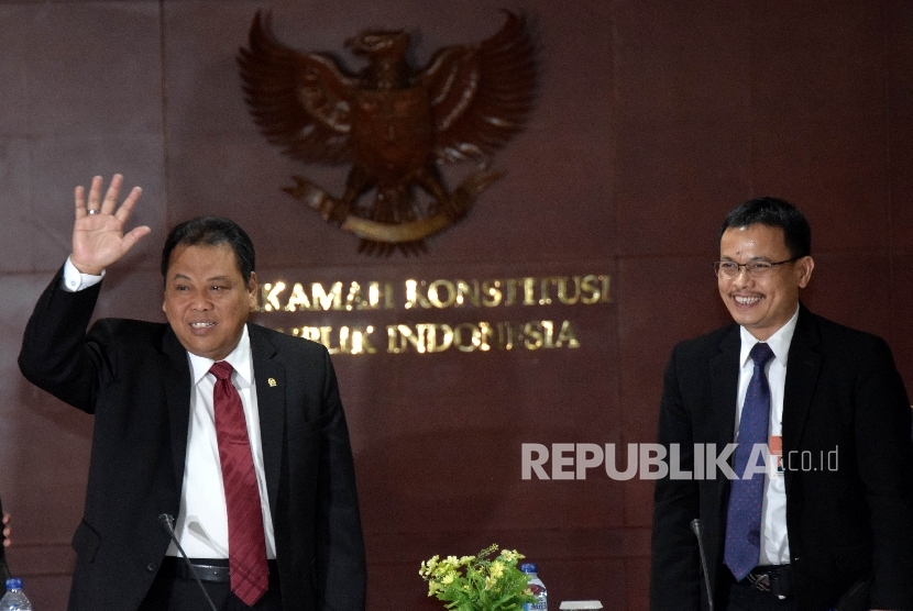 Ketua Mahkamah Konstitusi (MK) Arief Hidayat (kiri) bersama Sekjen MK Guntur Hamzah (kanan) usai memerikan keterangan pers terkait penyelesaian Kasus Sengketa Pilkada di gedung MK, Jakarta, Senin (7/3).