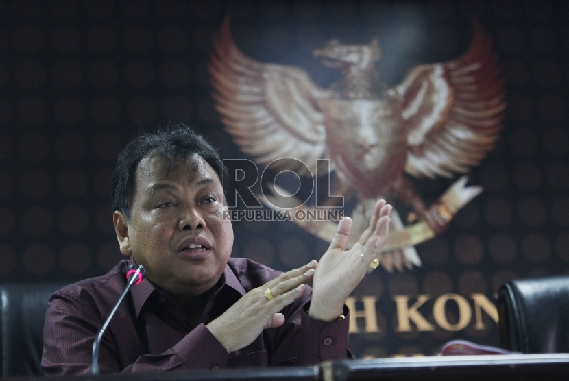 Ketua Mahkamah Konstitusi (MK) Arief Hidayat saat menyampaikan refleksi dan proyeksi kinerja Mahkamah Konstitusi 2015 di Jakarta, Rabu (30/12).
